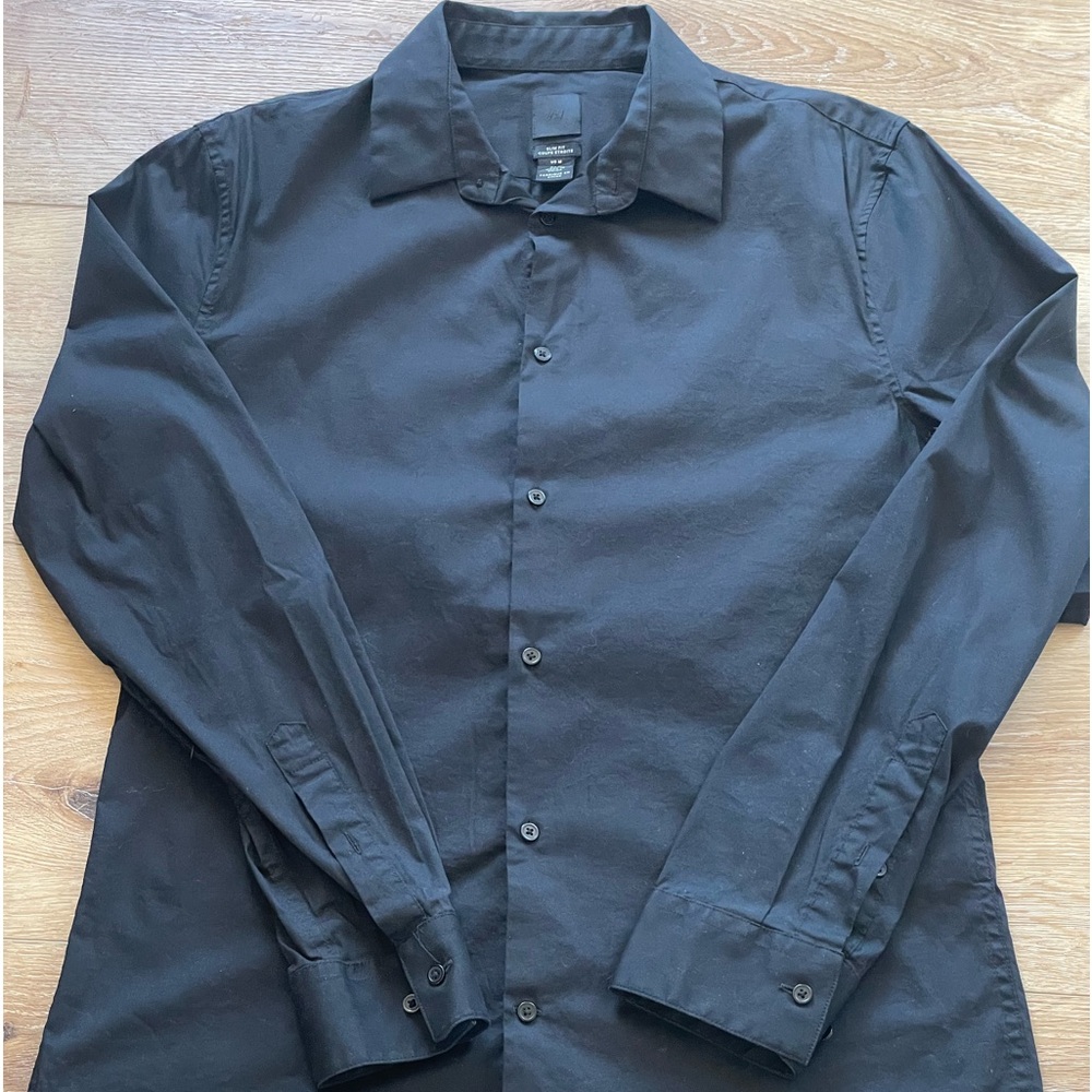 H&M Men’s slim fit button up shirt. Size Medium. In great condition.